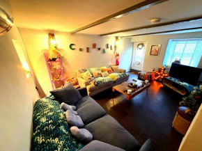 Delightful Cottage in St Newlyn | Sleeps 5 | Cosy Fireplace | Private Patio & Firepit | Near Newquay Beaches | Free Parking | Family-Friendly | Fast WiFi | Smart TV | Fully Equipped Kitchen | Peaceful